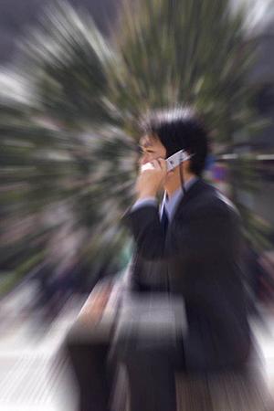 屋外向けのデジタルサイネージを借りる